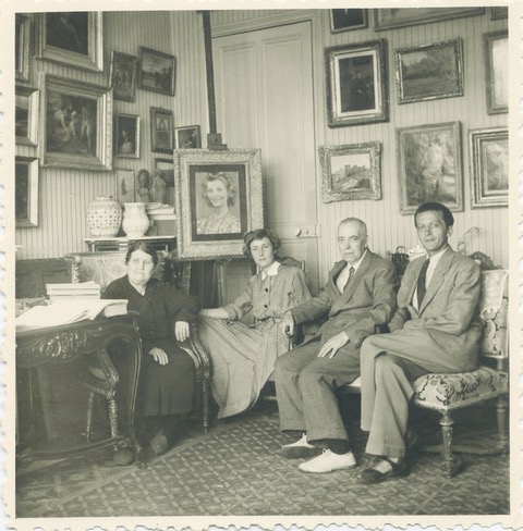Portrait de famille dans le salon, vers 1950